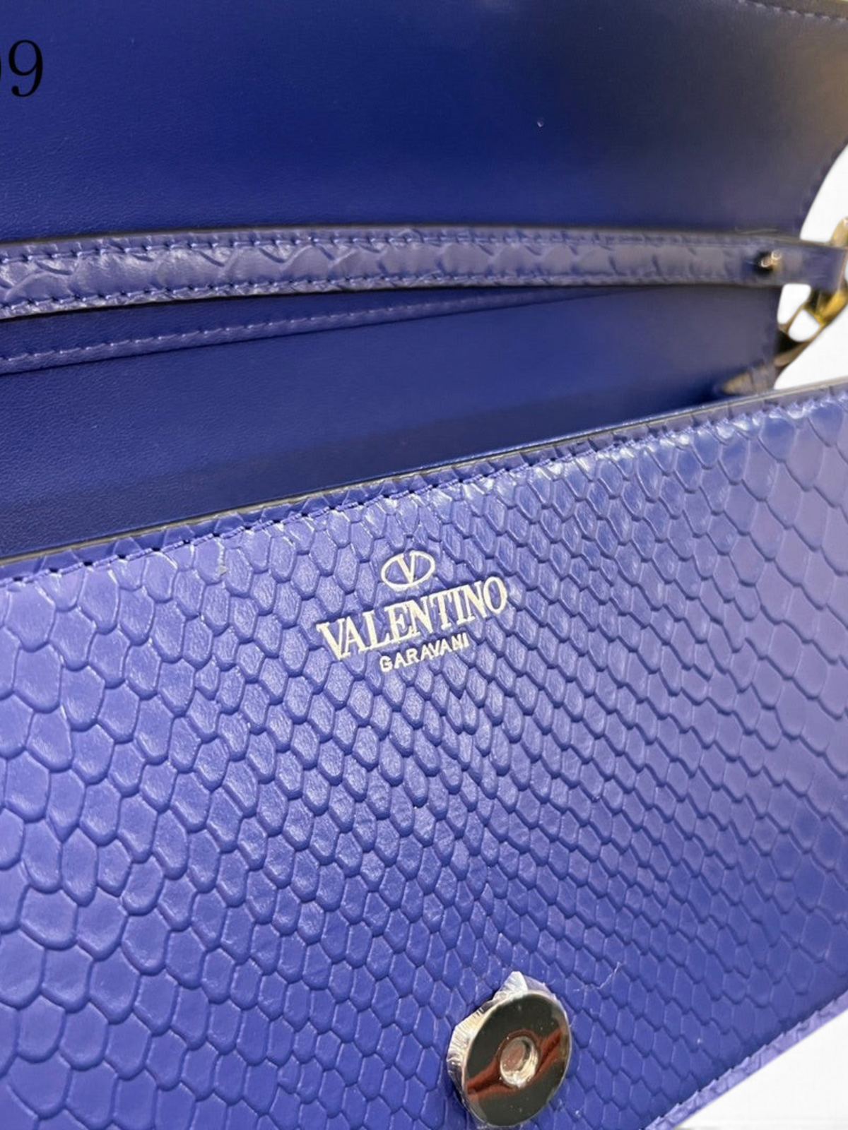 SWORD LUXURY Valentino Garavani VLogo Signature çanta, dokulu mavi Ayers deri ve metalik logo detaylı