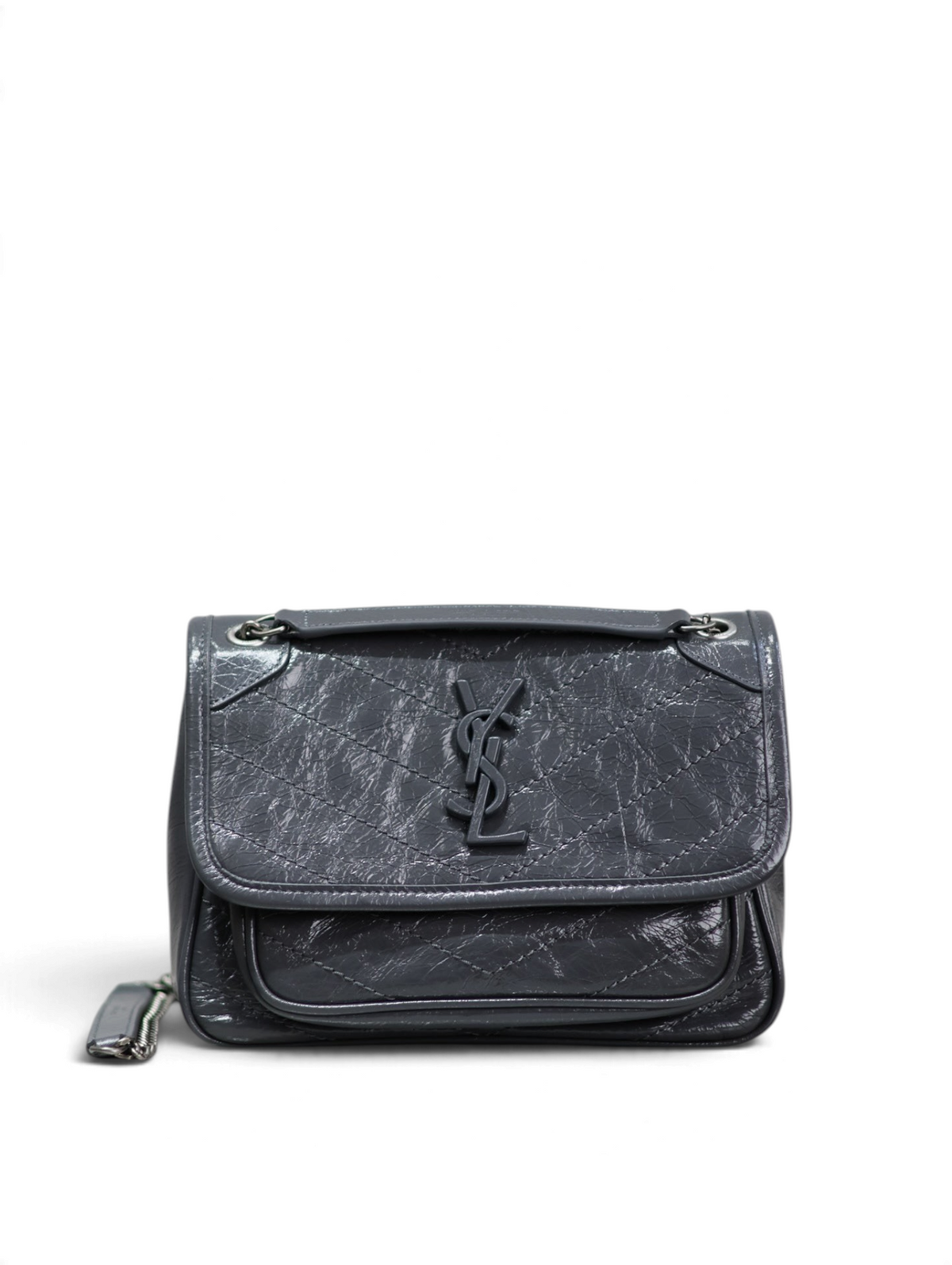 SWORD LUXURY Niki Medium omuz çantası, parlak gri patent deri, chevron dikişli ve siyah YSL logolu tasarım.