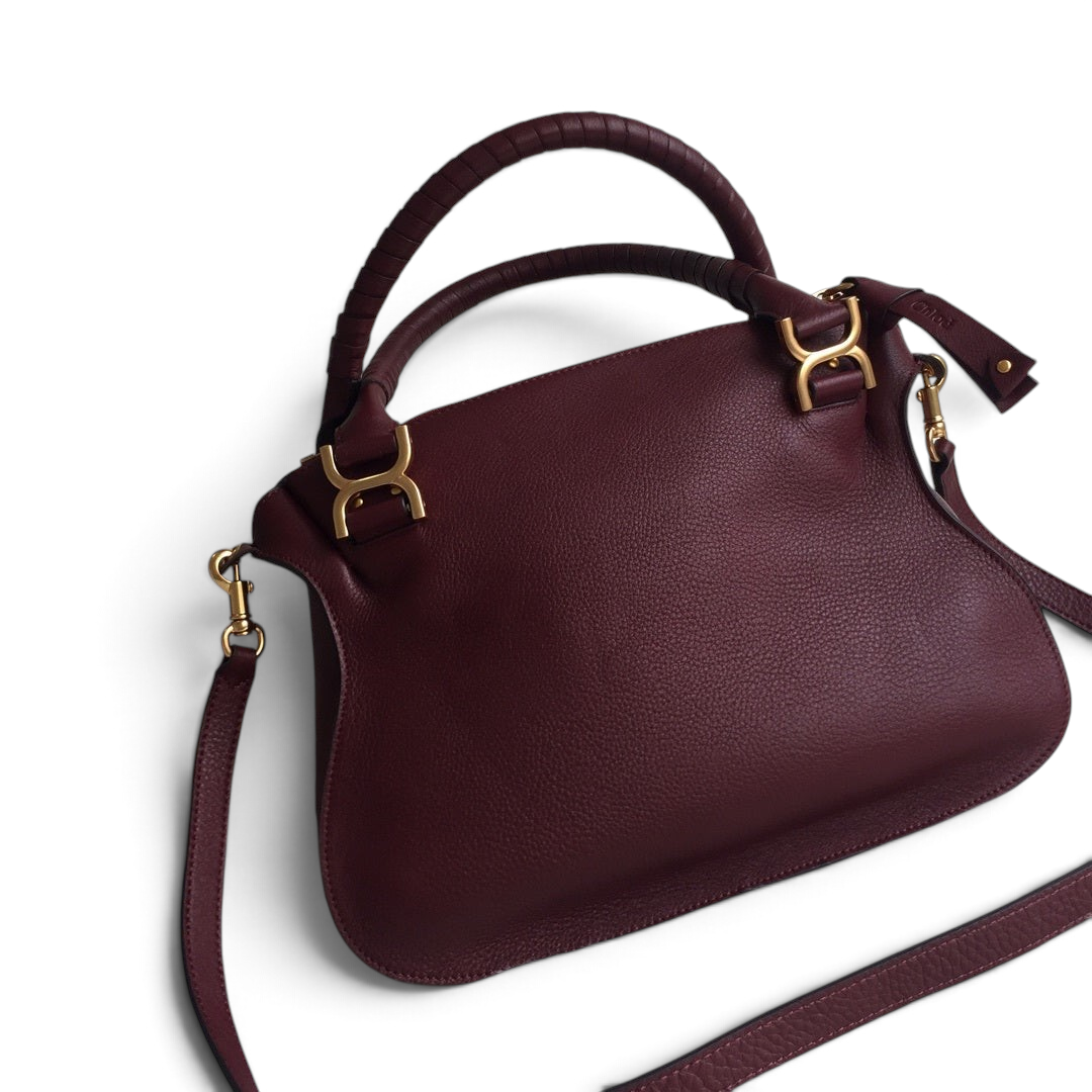 SWORD LUXURY Chloé Marcie bordo renkli, altın detaylı ve el dikişli saplara sahip damarlı deri çanta.
