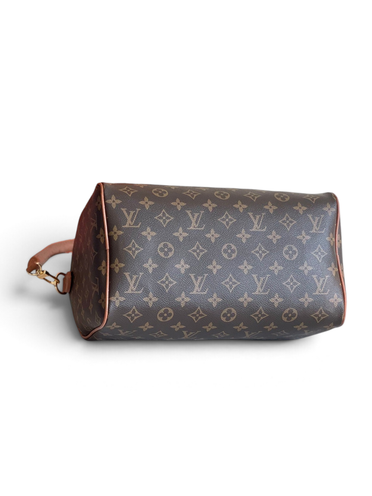 SWORD LUXURY Speedy Bandoulière 30 tarzı kahverengi monogram kanvas çanta, beyaz masa üzerinde yan görünüm.