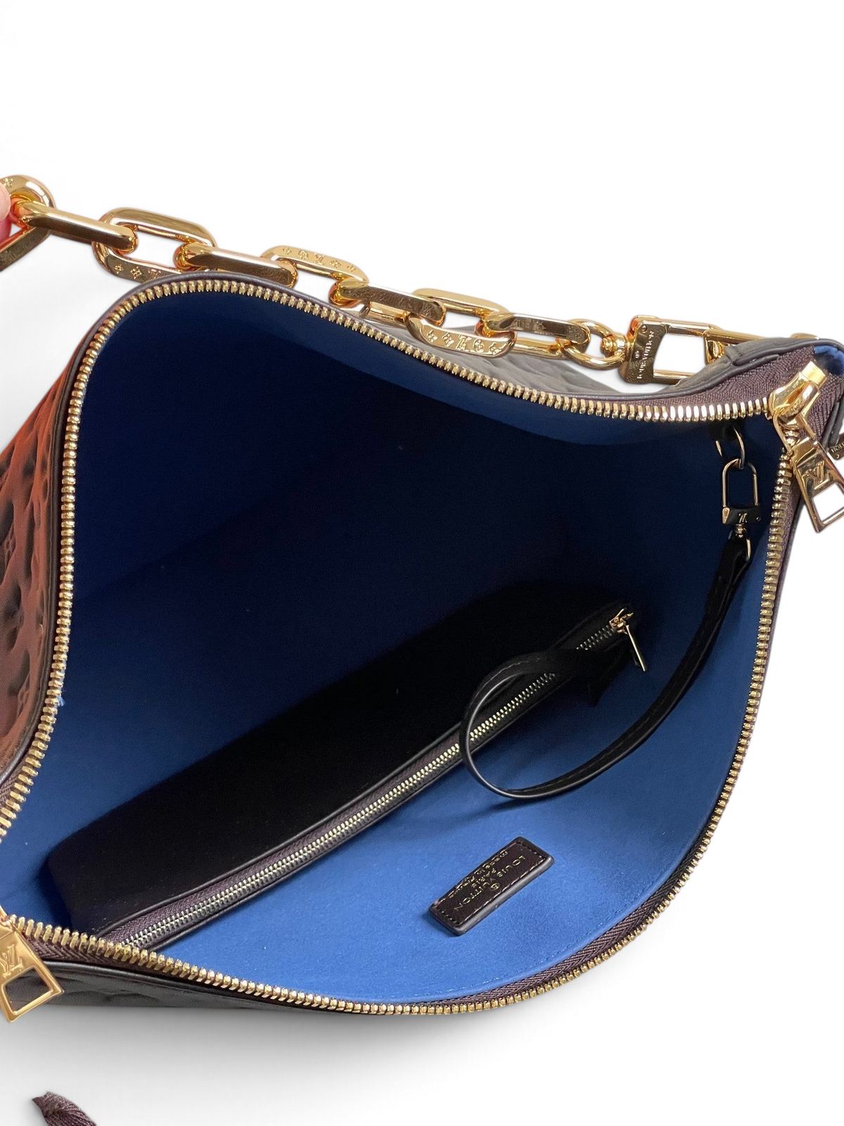 SWORD LUXURY Coussin Hobo MM çanta, çikolata kahvesi kabartmalı deri dış yüzey ve kontrast parlak mavi iç astar.