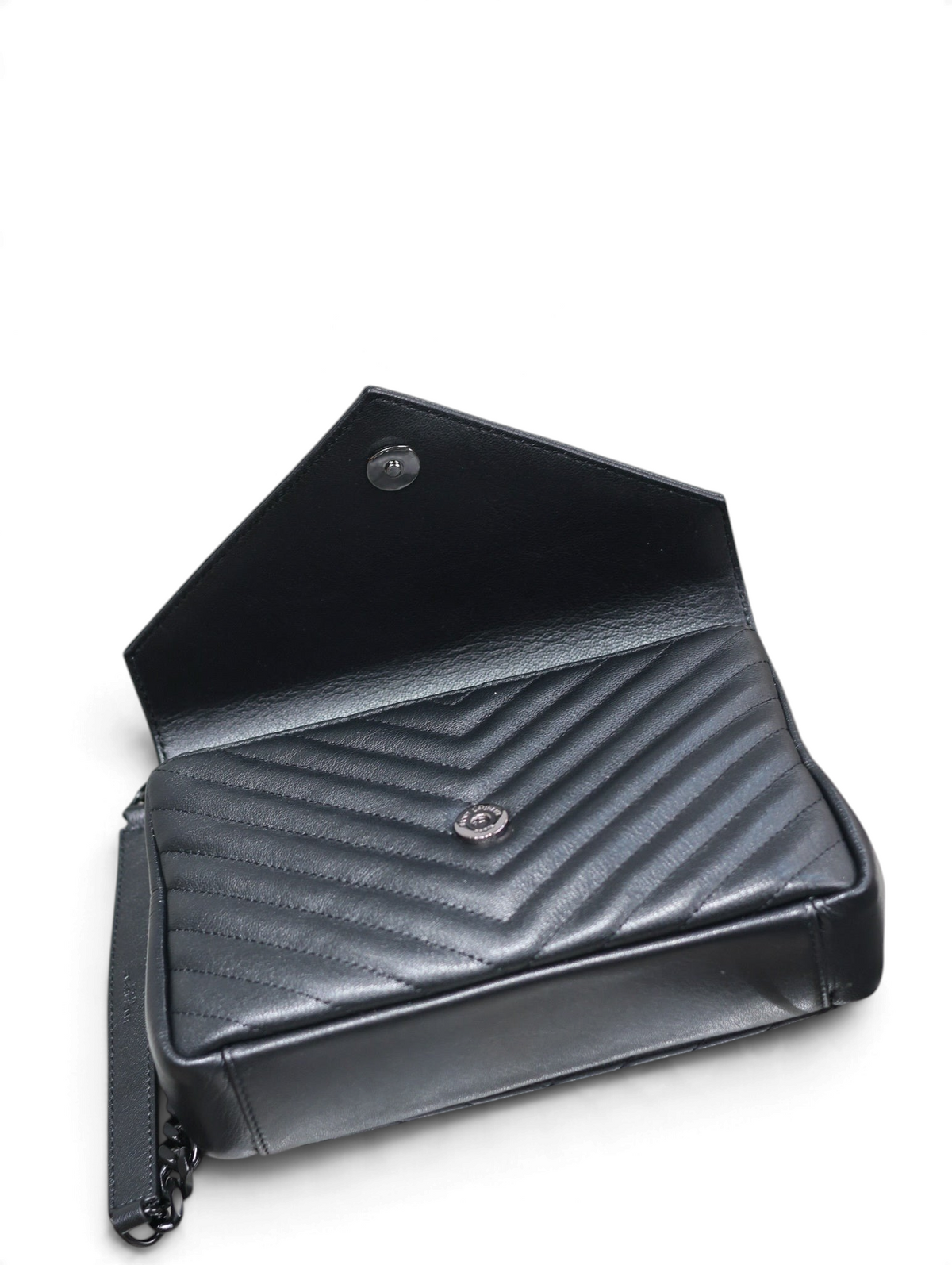 SWORD LUXURY siyah kapitone deri Collage çanta, chevron desenli ve manyetik kapaklı, gunmetal detaylı.