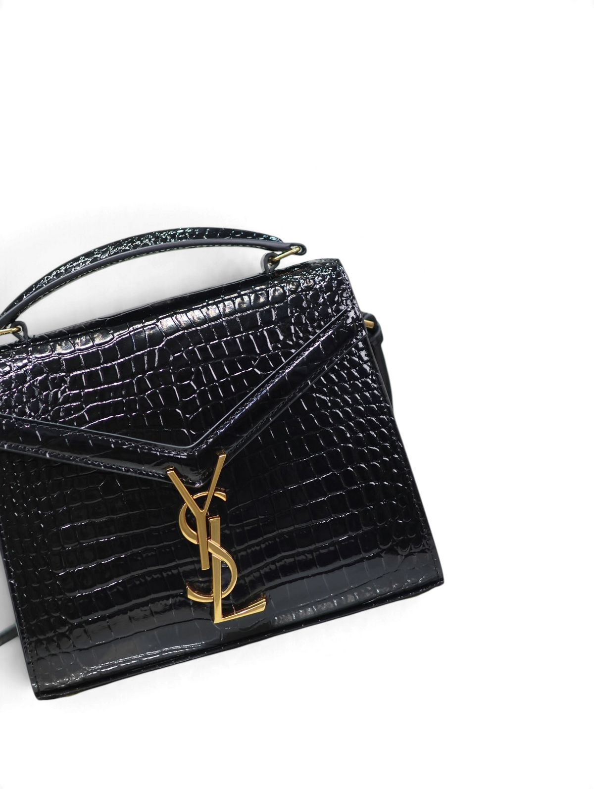 SWORD LUXURY siyah timsah derisi görünümlü Cassandra mini çanta, altın tonlu YSL monogram detaylı ve zarif saplı.