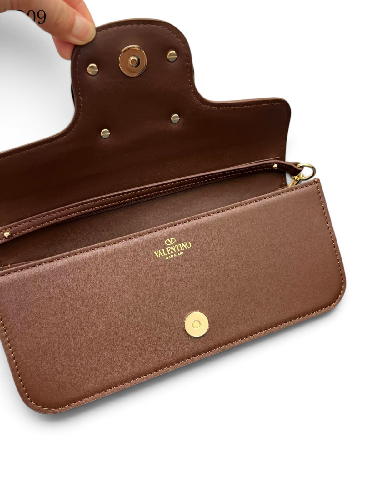 SWORD LUXURY Valentino Garavani VLogo Signature kahverengi deri çanta, iç detayları ve manyetik kapaklı tasarımı