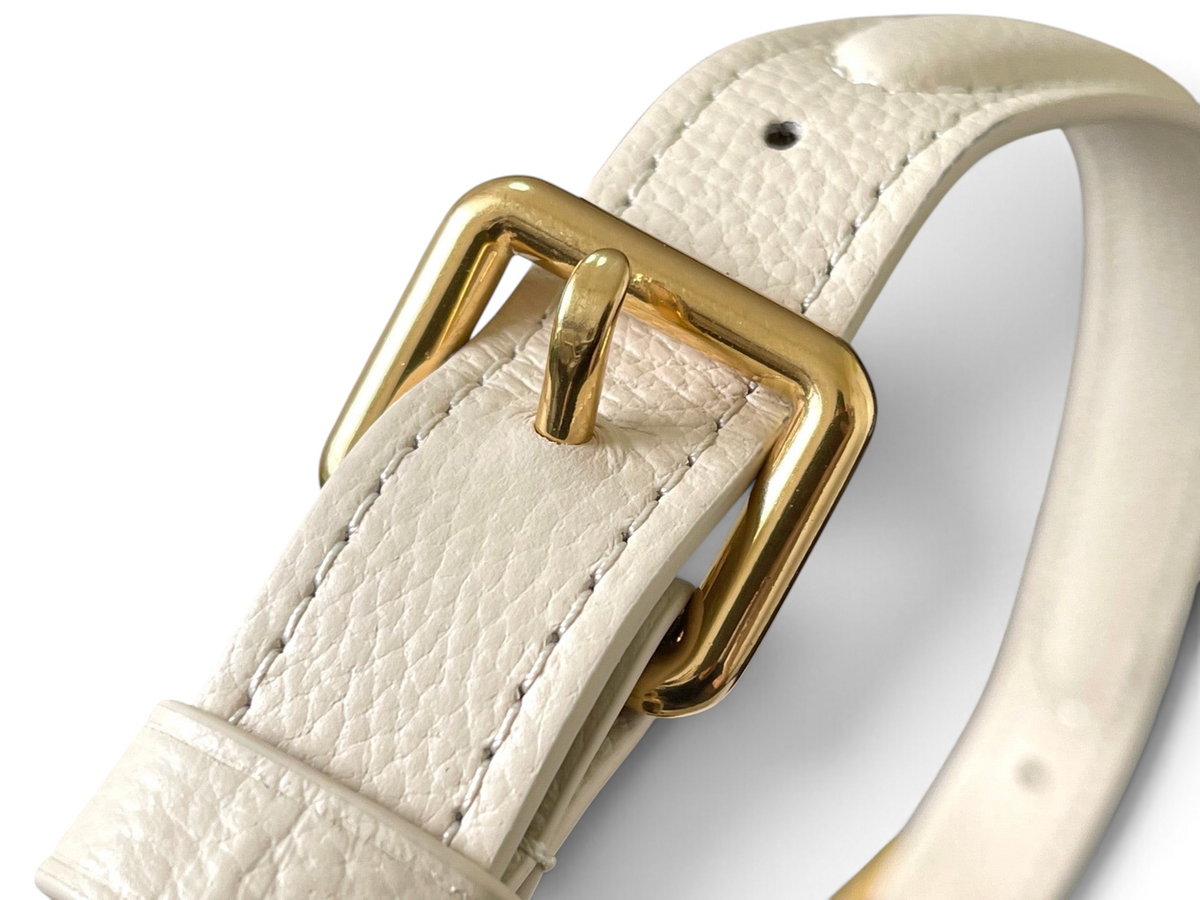 SWORD LUXURY Low Key omuz çantası için ayarlanabilir, altın tonlu tokalı ve beyaz taneli deri kayış detayı.