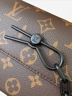 SWORD LUXURY Steamer Mini çanta, ikonik kahverengi monogram kanvas ve siyah metalik Steamer kilit detayı.