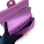 SWORD LUXURY imzalı, içi açılmış lila rengi kapitone caviar deri Chanel Classic Double Flap çanta iç detayları.