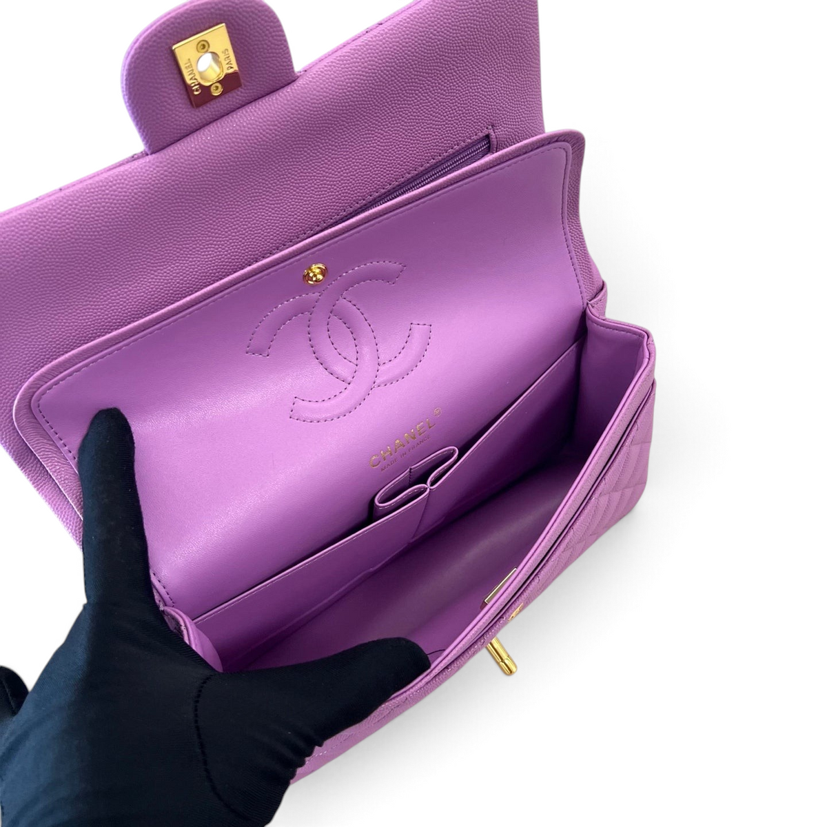 SWORD LUXURY imzalı, içi açılmış lila rengi kapitone caviar deri Chanel Classic Double Flap çanta iç detayları.