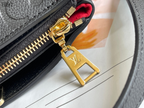 SWORD LUXURY Grand Palais çanta, siyah Monogram Empreinte deri detaylı, altın fermuar ve kırmızı iç astar.