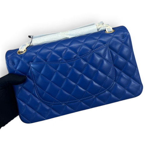 SWORD LUXURY marka, elmas kapitone desenli, parlak mavi kuzu derisi Chanel Classic Double Flap çanta arka görünümü.