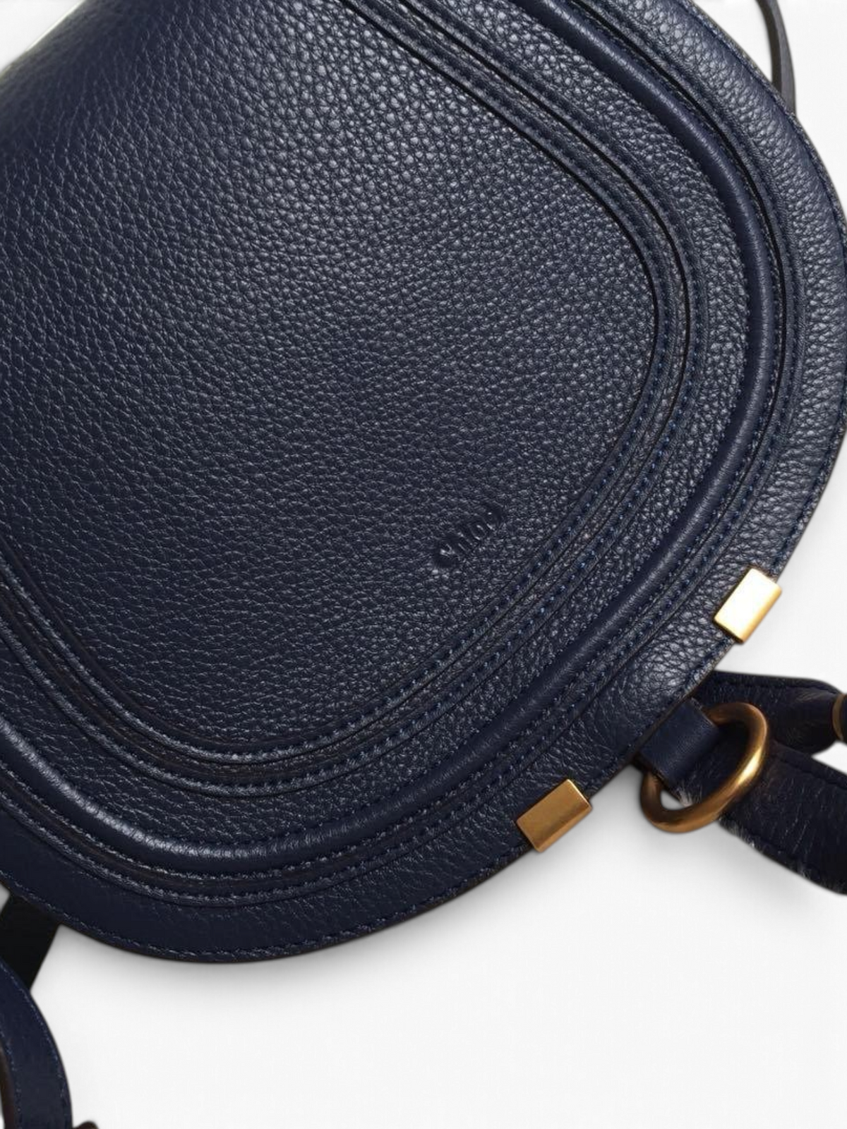 SWORD LUXURY Chloé Marcie lacivert damarlı deri omuz çantası, altın tonlu metal detaylı ve kavisli kapaklı tasarım.