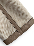 SWORD LUXURY Hermès Garden Party 30 çanta, bej kanvas ve kahverengi deri detaylı, yakın çekim doku görünümü.