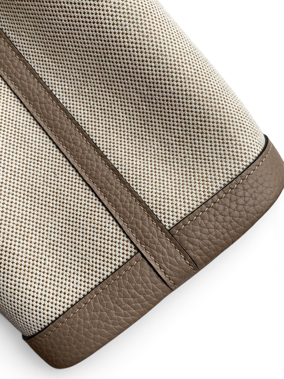 SWORD LUXURY Hermès Garden Party 30 çanta, bej kanvas ve kahverengi deri detaylı, yakın çekim doku görünümü.