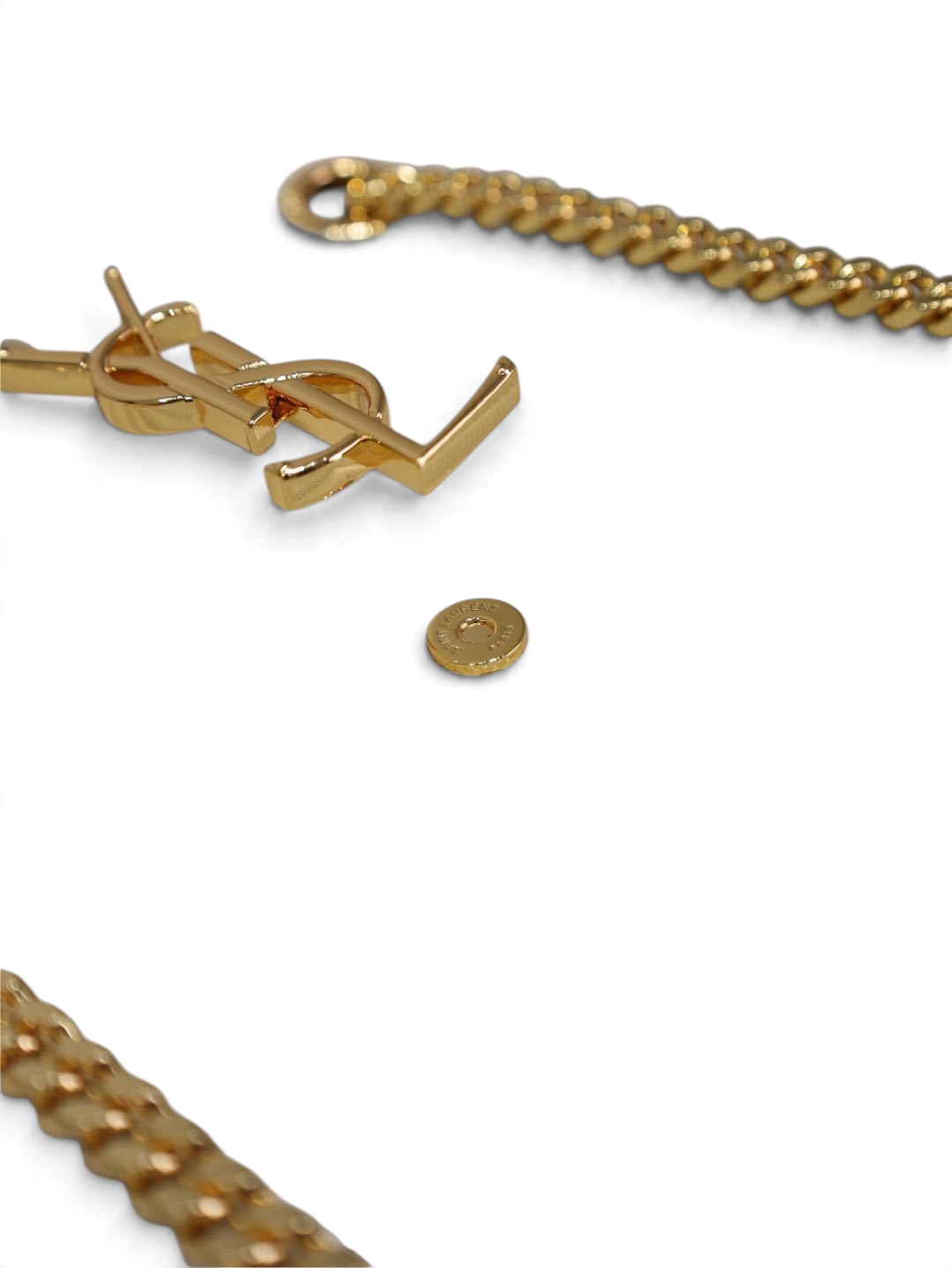 SWORD LUXURY imzalı, altın tonlu zincir askı ve metal logo detayına sahip şık deri omuz çantası aksesuarları.