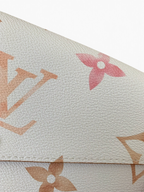 SWORD LUXURY Pochette Felicie çanta, beyaz monogram kanvas üzerine pastel pembe ve ten rengi detaylı yakın çekim.