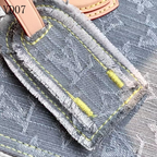 SWORD LUXURY Monogram Denim OnTheGo MM çanta üzerinde detaylı dikişli deri isim etiketi ve gri denim kumaş dokusu