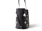 SWORD LUXURY siyah monogram desenli, deri detaylı ve altın tonlu donanıma sahip geniş Neverfull tote çanta.