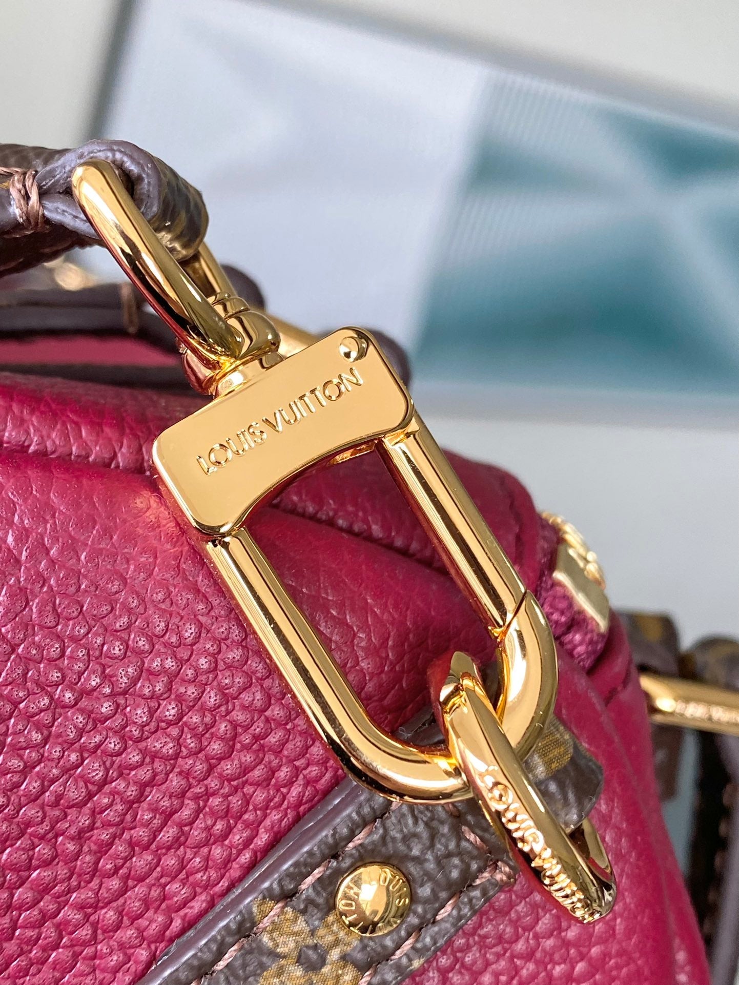 Express Medium Leather Shoulder Bag