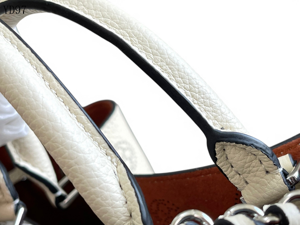 SWORD LUXURY Bella tote çanta, krem rengi Monogram Empreinte deri detayları ve kaliteli dikişleri ile yakından görünüm.