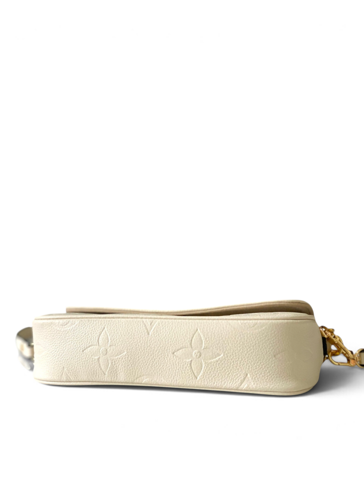 SWORD LUXURY Ivy cüzdan zincirli çanta, krem rengi kabartmalı monogram deri detaylı ve altın tonlu zincir askılı.