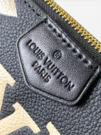 SWORD LUXURY siyah deri Louis Vuitton Pochette çanta, altın rengi monogram desenli ve fermuarlı detaylı.