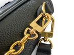 SWORD LUXURY Ivy çanta üzerinde LV logolu altın tonlu zincir detayı ve siyah Monogram Empreinte deri dokusu