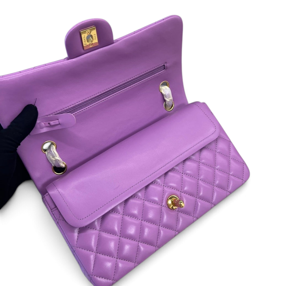 SWORD LUXURY imzalı, lila rengi kapitone kuzu derisi Chanel Classic Double Flap çanta, altın donanımlı iç detaylar.