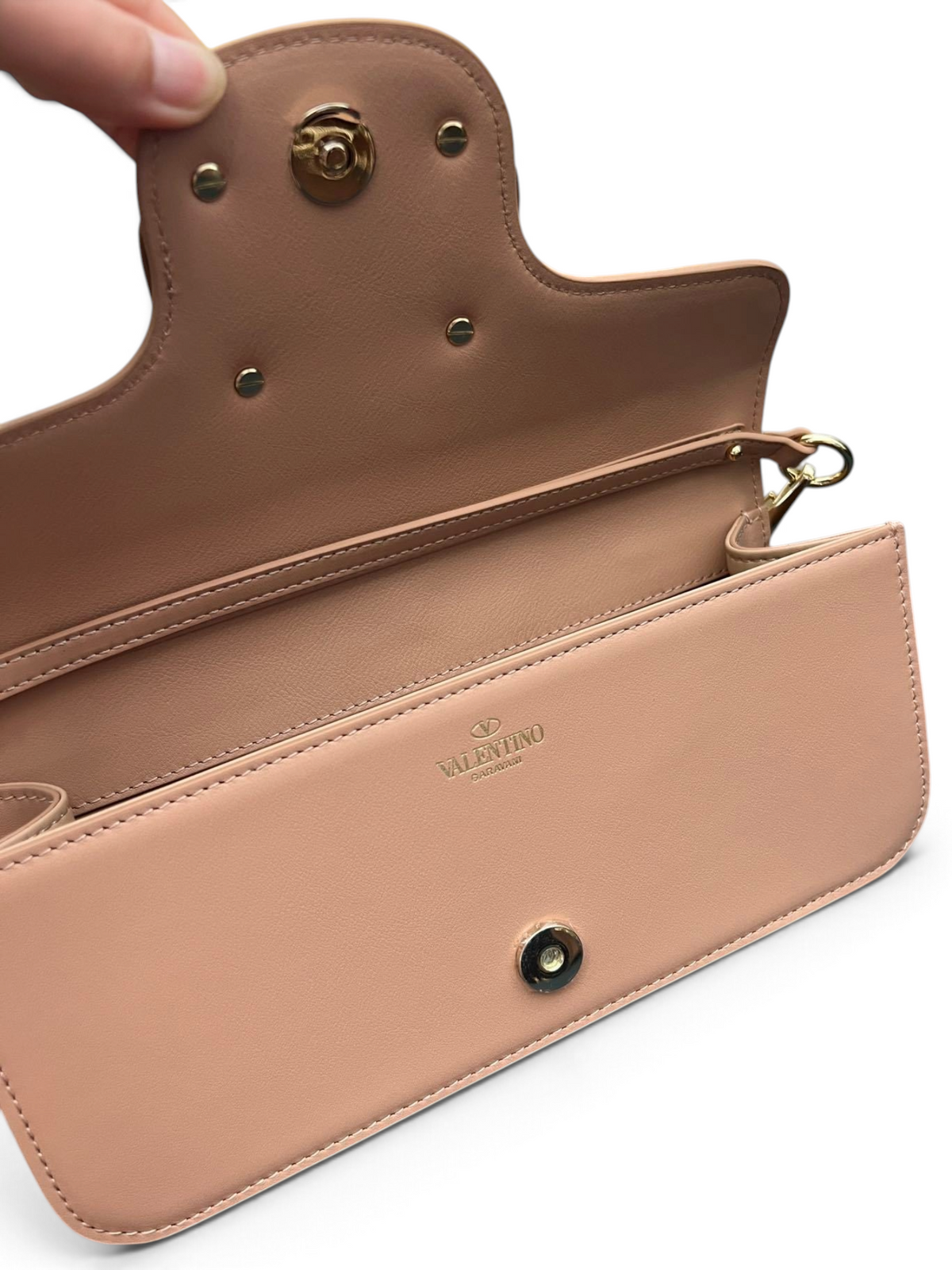 SWORD LUXURY Valentino Garavani VLogo Signature çanta, iç kısmı ve metalik detayları gösteren açık görünüm