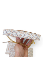 SWORD LUXURY Pochette Felicie çanta, beyaz monogram kanvas, pastel detaylar ve altın zincir askı ile.