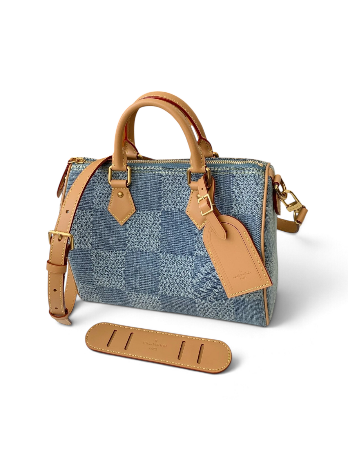 SWORD LUXURY marka, Damier desenli mavi denim ve deri detaylı Louis Vuitton Speedy çanta, kutusu ve aksesuarlarıyla.