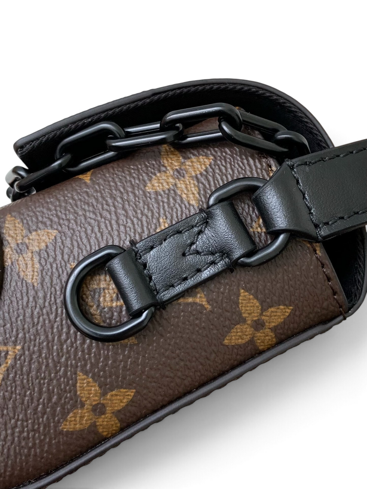 SWORD LUXURY Steamer Mini çanta, ikonik monogram kanvas ve siyah deri detaylı, zincir süslemeli yakın çekim.