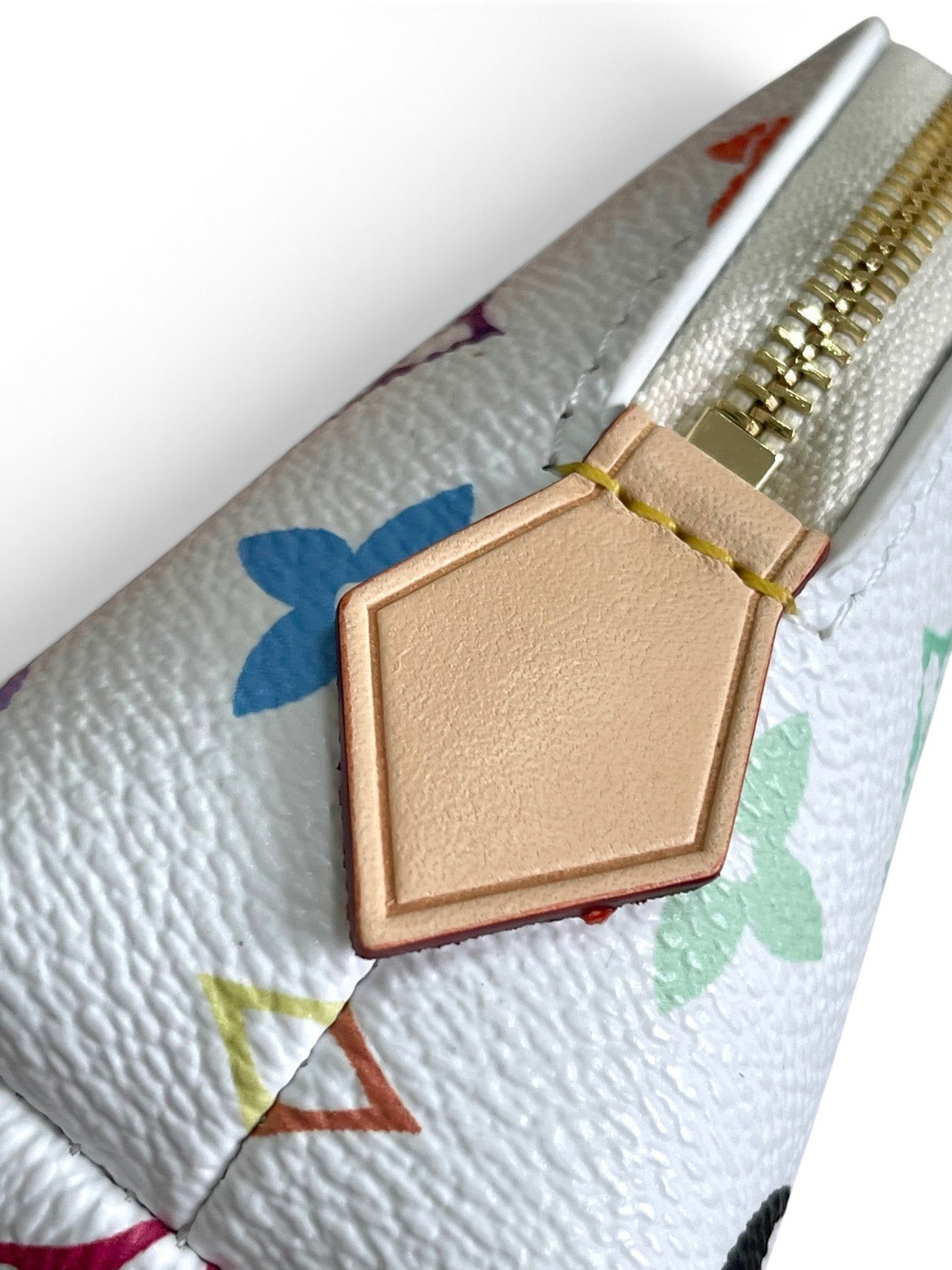 SWORD LUXURY Louis Vuitton kozmetik çantası, beyaz deri üzerinde renkli monogram desenli ve deri fermuar detaylı.