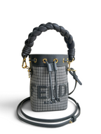 SWORD LUXURY Fendi Mini Mon Tresor kova çanta, siyah beyaz ekose desenli kumaş, deri detaylar ve altın tonlu donanım.