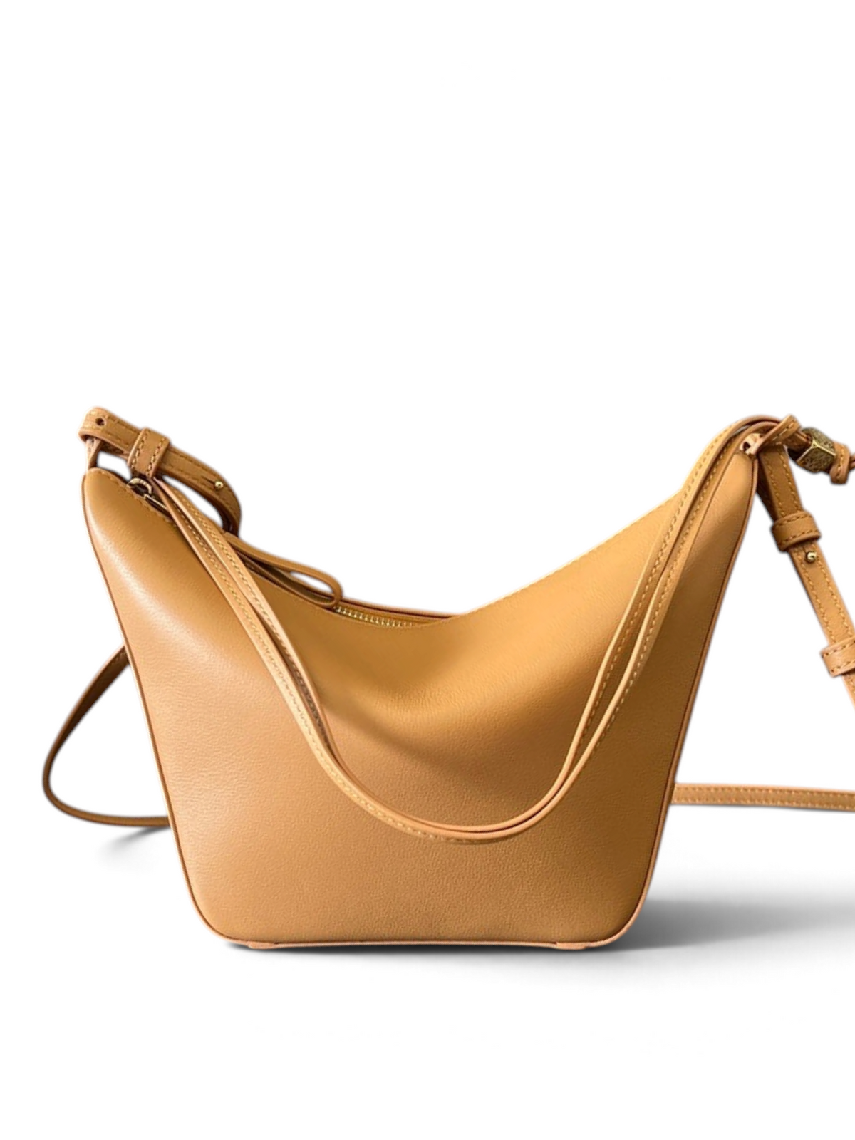 SWORD LUXURY Loewe Mini Hammock çanta, taba rengi dana derisi, ayarlanabilir askılı ve ikonik düğümlü yan panelli tasarım.
