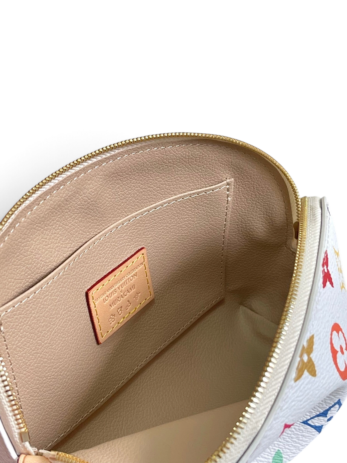 SWORD LUXURY Louis Vuitton Murakami kozmetik çantası, içi bej deri astarlı ve ikonik renkli monogram desenli dış yüzey.