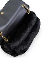 SWORD LUXURY siyah suni kürklü Niki Medium çanta, altın tonlu zincir askı ve deri detaylı iç kapak tasarımı.