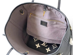 SWORD LUXURY monogram tote çanta, gri süet astarlı iç kısım, altın tonlu donanım ve çıkarılabilir fermuarlı cep.