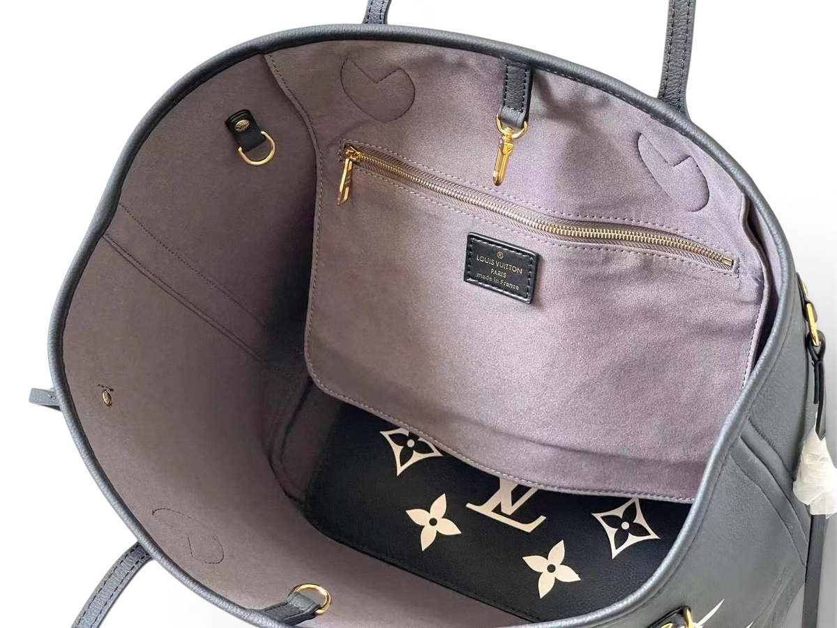 SWORD LUXURY monogram tote çanta, gri süet astarlı iç kısım, altın tonlu donanım ve çıkarılabilir fermuarlı cep.