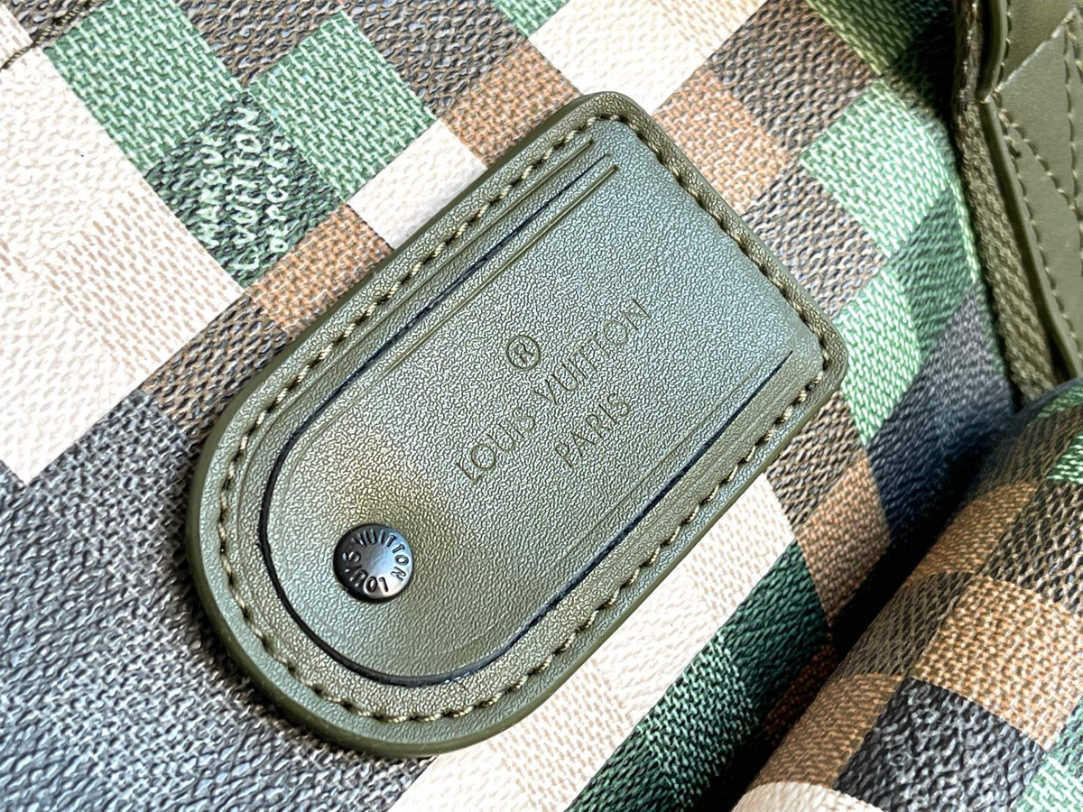 SWORD LUXURY Louis Vuitton Keepall 50 çanta üzerinde zeytin yeşili deri etiket ve piksel kamuflaj desenli kanvas detay