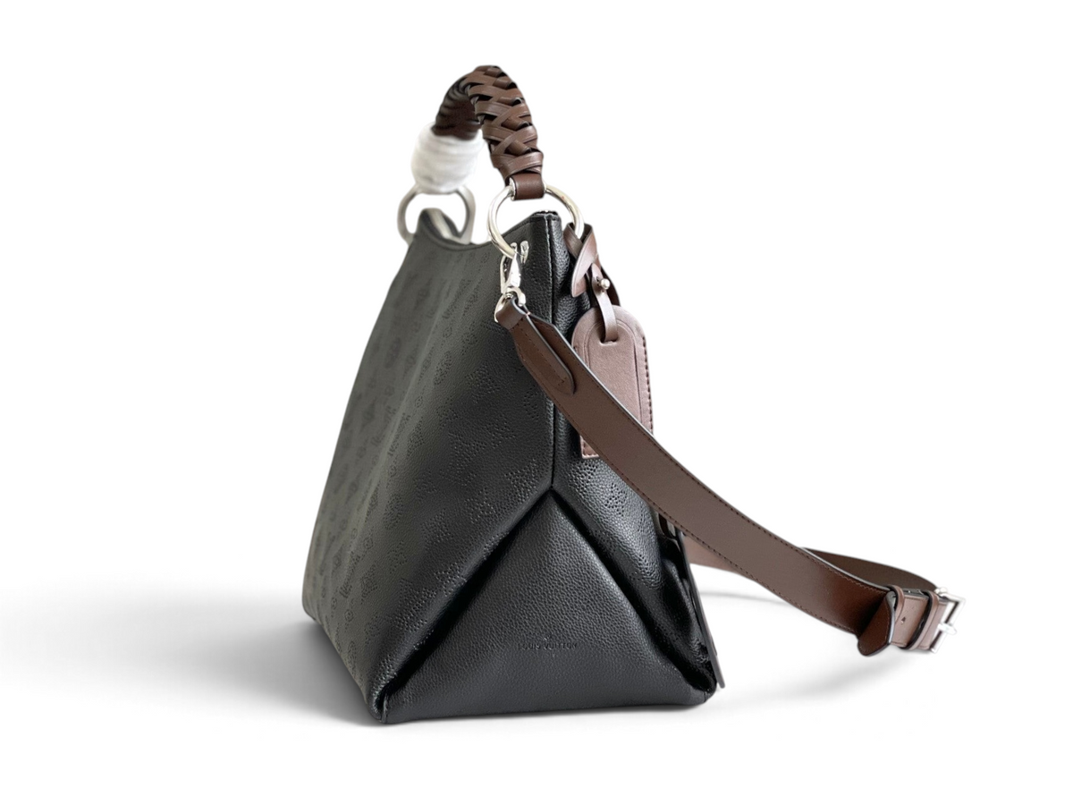 SWORD LUXURY Beaubourg Hobo MM çanta, siyah delikli deri, örgülü sap ve ayarlanabilir omuz askısı ile yan görünüm.