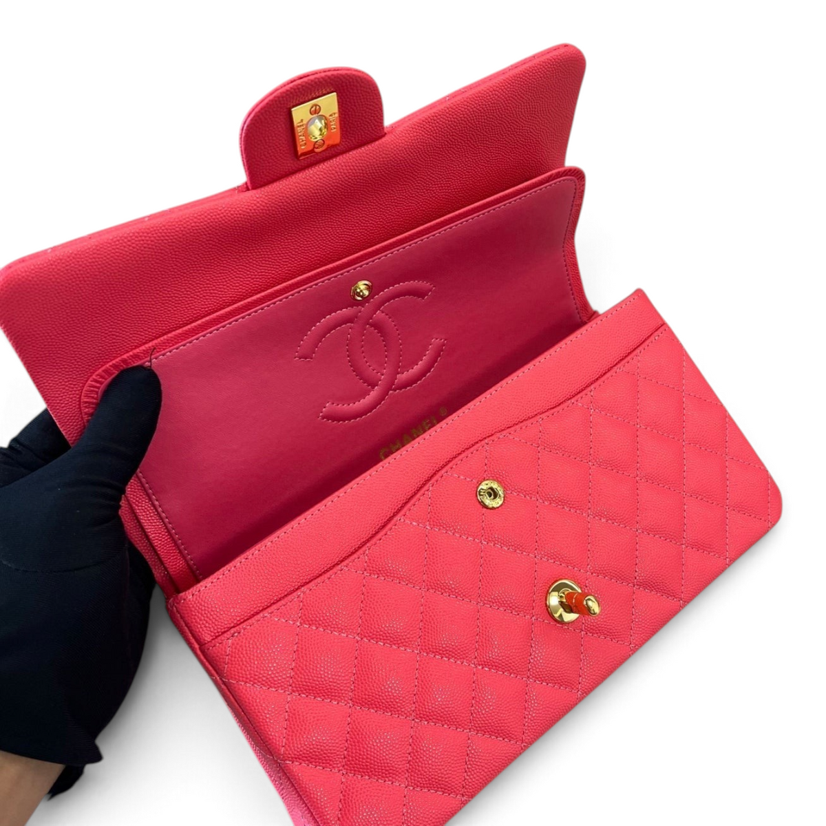 SWORD LUXURY imzalı, pembe kapitone caviar deri Chanel Classic Double Flap çanta, altın tonlu donanım ve iç detaylar.