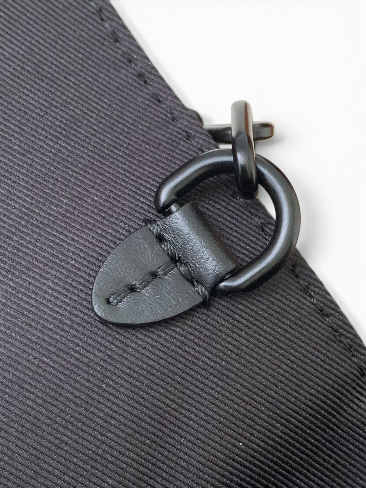 SWORD LUXURY Steamer Mini el çantası siyah deri detaylı ve metal halkalı dokulu kumaş yüzey detayı.