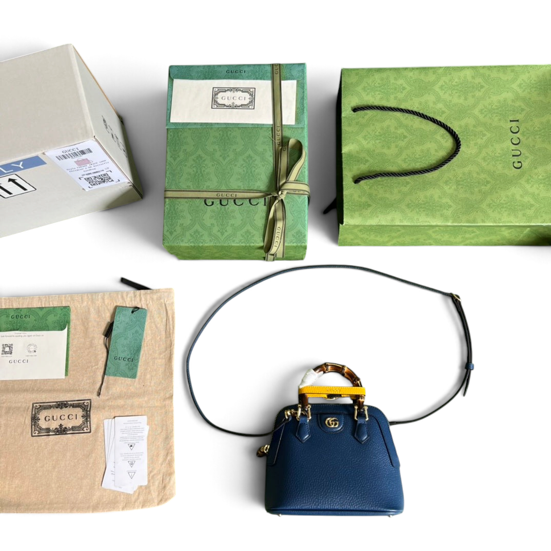 SWORD LUXURY Gucci Diana lacivert deri çanta, bambu saplı, altın GG logolu, kutu ve toz torbası aksesuarlarıyla birlikte.