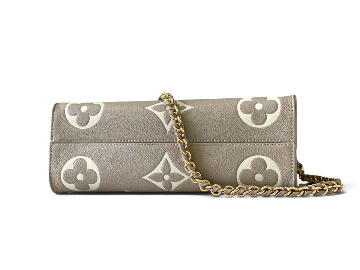 SWORD LUXURY Louis Vuitton OnTheGo East West çantası, bej renkli kabartmalı Monogram Empreinte deri ve altın zincir detaylı.