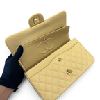 SWORD LUXURY marka, açık sarı renkte, kapitone desenli, caviar deri Chanel Classic Double Flap çanta iç detayı.