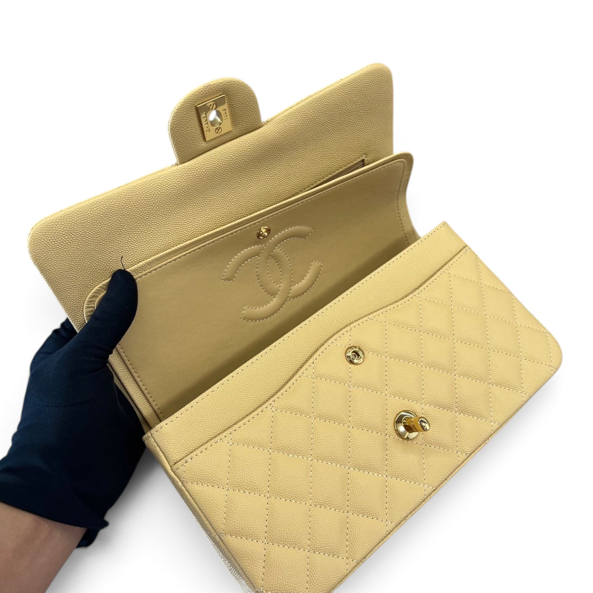 SWORD LUXURY marka, açık sarı renkte, kapitone desenli, caviar deri Chanel Classic Double Flap çanta iç detayı.