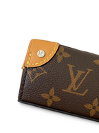SWORD LUXURY Steamer Mini çanta, kahverengi monogram kanvas ve doğal deri köşe detaylı, yakın çekim.