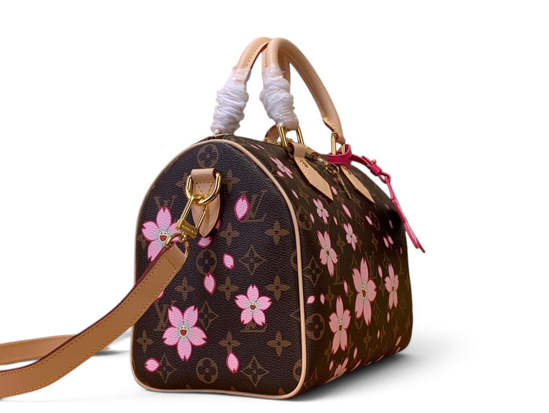SWORD LUXURY Louis Vuitton x Takashi Murakami Speedy 25 Cherry Blossom çanta, pembe çiçek desenli monogram kanvas.