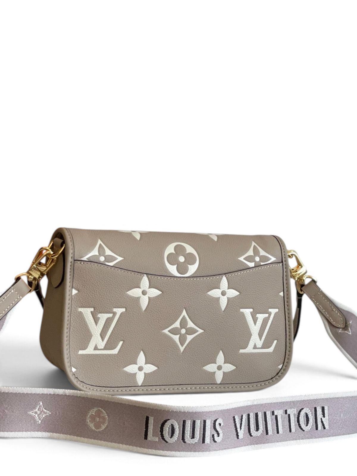 SWORD LUXURY Louis Vuitton Diane çanta, krem rengi Monogram Empreinte deri, altın tonlu detaylar ve işlemeli geniş askı.
