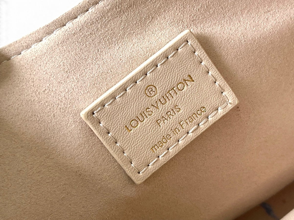 SWORD LUXURY Low Key omuz çantası iç kısmında Louis Vuitton Paris damgalı deri etiket ve süet benzeri astar detayı
